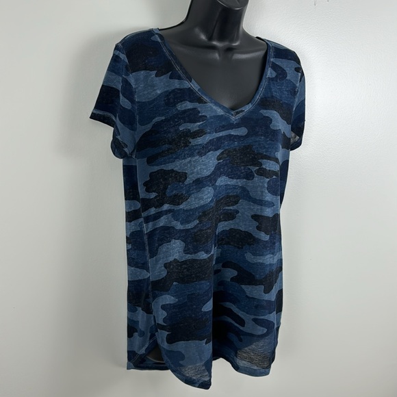 ✨3/$25✨ Lucky Brand Blue Camo Semi-Sheer T-Shirt - M - Picture 3 of 8